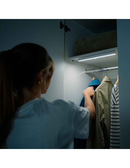 Luz LED ATZ Automotive de 33 cm con Sensor Inteligente y 80lm - Accesorio de Automoción con 20 LEDs y Funcionamiento a Pilas en 